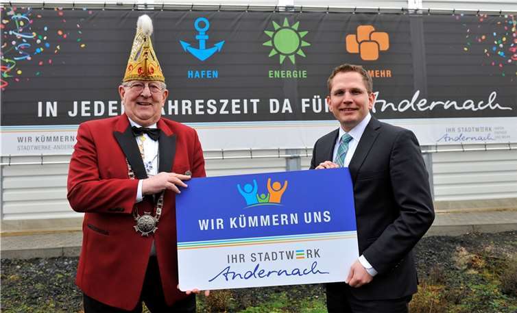 Festausschusspräsident Lutz Schnitzendöbel und Stadtwerke-Geschäftsführer Lars Hörnig freuen sich über das neue Transparent an der Festausschusshalle, das die Partnerschaft zwischen Stadtwerken und dem Andernacher Karneval zum Ausdruck bringt. privat