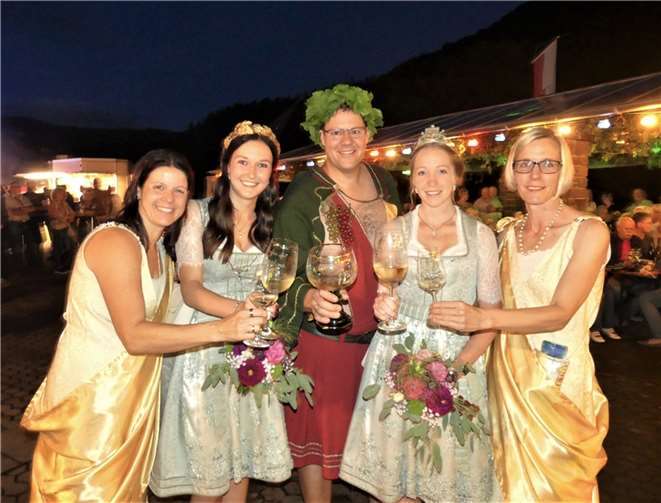 Festbegrüßung mit (v.l.) Bacchantin Stefanie, Weinkönigin Christina, Bacchus Karsten, Weinkönigin Julia, Bacchantin Sylvia. Foto: TE