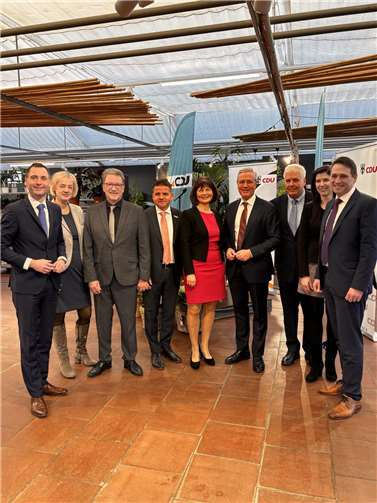 Festgäste und Gastgeber des CDU-Neujahrsempfangs (von links): Landtagsabgeordneter Jonathan Grunwald, Vizebürgermeisterin Ariane Stech, Vorsitzender Rainer Friedrich, Bürgermeister Holger Jung, Kreistagsabgeordnete Sabrina Gutsche, Bundestagsabgeordneter Norbert Röttgen, Hausherr Wilhelm Ley, Sabrina Schnieber und Bürgermeisterkandidat Sven Schnieber.Foto: privat