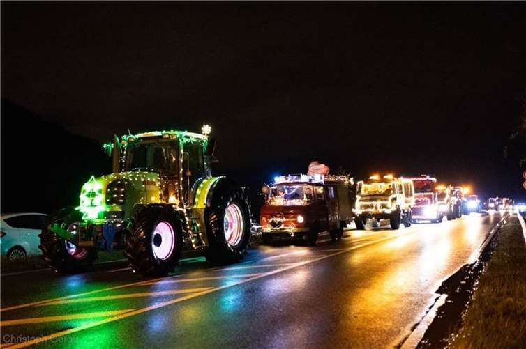 Festlich beleuchtet fuhren die „Geschenketransporter“ ins Ahrtal. Auch das THW Cochem war dabei.Foto: archiv red