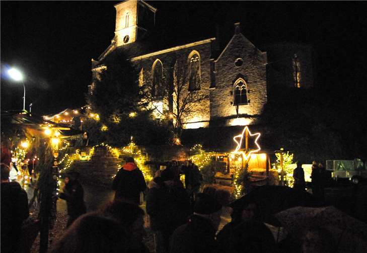 Festlich beleuchtet thronte die Sankt-Katharina-Kircheüber dem romantischen Isenburger Weihnachtsmarkt.