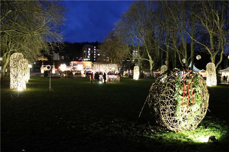 Festlich bis mystisch beleuchtete Floral-Kunstwerke tauchen Park, Bäume und Fluss in geheimnisvolles Licht. Fotos:DU