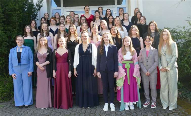 Festlich gekleidet beendeten die Absolventinnen ihre Schulzeit.  Foto: privat
