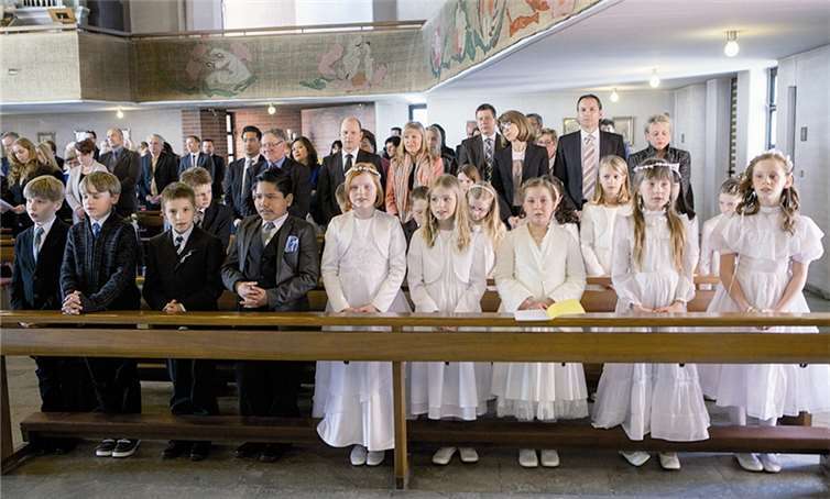 Festlich gekleidet dankten die Kinder.