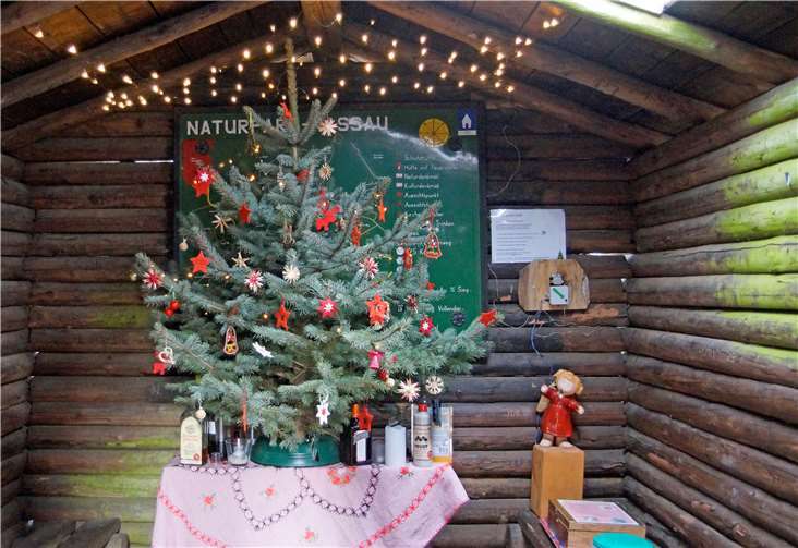 Festlich geschmückt und mit Wegzehrung versehen begrüßt die Wanderrast seit fast 20 Jahren in der Weihnachtszeit die vorbei kommenden Wanderer. Fotos: MIH