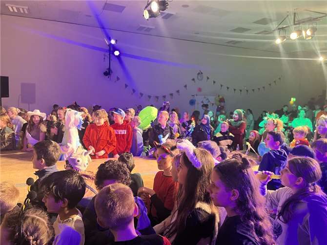 Festlich geschmückte Aula und gute Stimmung bei der Karnevalsparty am Schwerdonnerstag im WHG Neuwied.  Foto: Susanne Roggendorf
