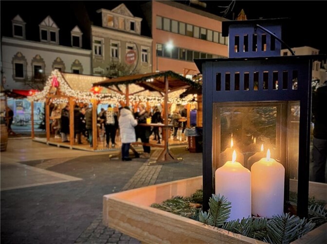 Festlich geschmückte Buden verleihen dem Luisenplatz winterlichen Glanz.Foto: Nadine Schöneberg