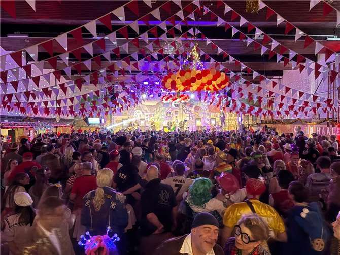 Festlich geschmückte Hans-Dahmen-Halle.