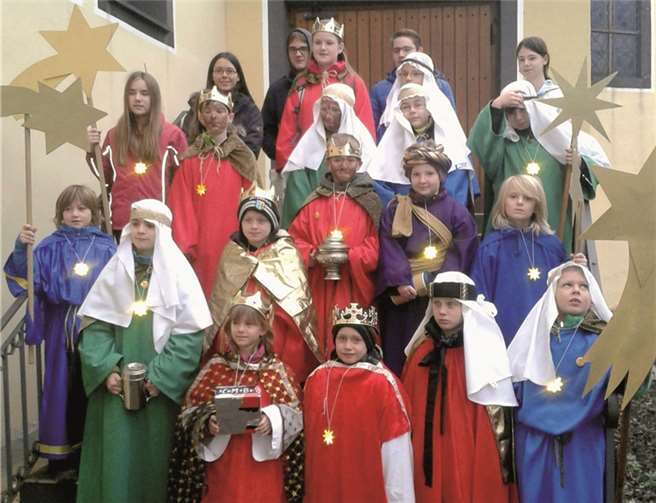 Festlich gewandet zogen die Sternsinger von Haus zu Haus.  privat