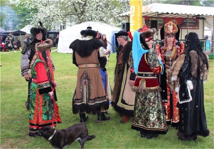 Festlich gewandt warteten adlige Heerführer mit ihren Frauen darauf, Attila ihre Reverenz zu erweisen.