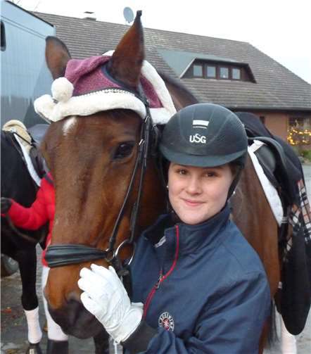 Festlich mit Weihnachtsmütze, so gingen die Pferde der jungen Reiter in die Weihnachtsquadrille.