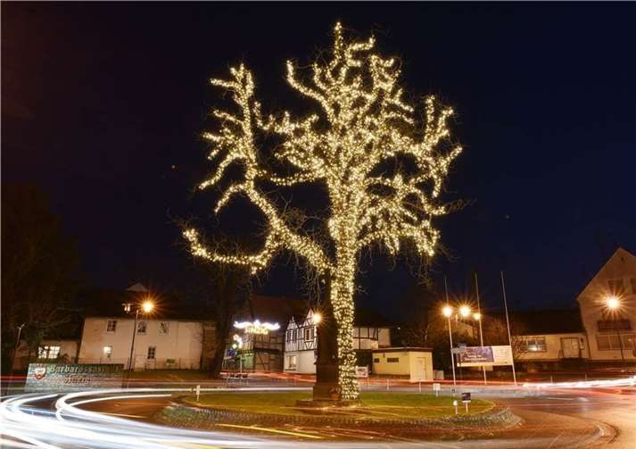 Festlich strahlt der Baum am Kreisel Barbarossastraße/Harbachstraße/Kölner Straße.  Foto: Archiv / Stadt Sinzig