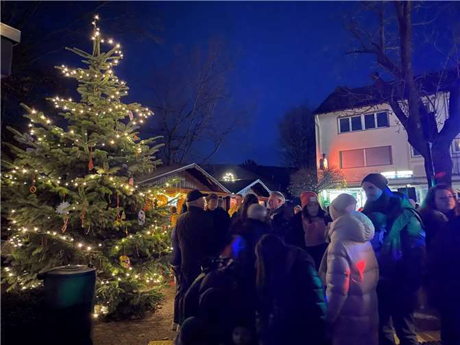 Festlich strahlte der Weihnachtsbaum am Bahnhof.  Foto: ROB