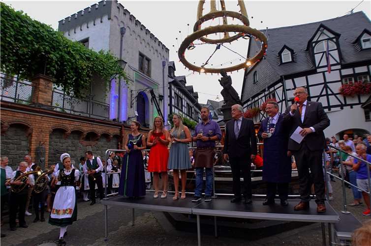 Zehn Tage im Zeichen des Weins Festliche Eröffnung des Moselfestes am Weinhexbrunnen.Fotos: Marcel Bockisch-Ernst
