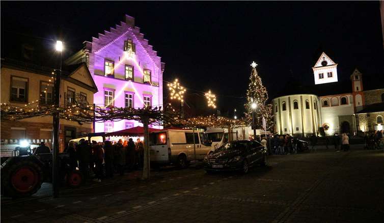 Festliche Illuminationen rund um den Weihnachtsbaum.