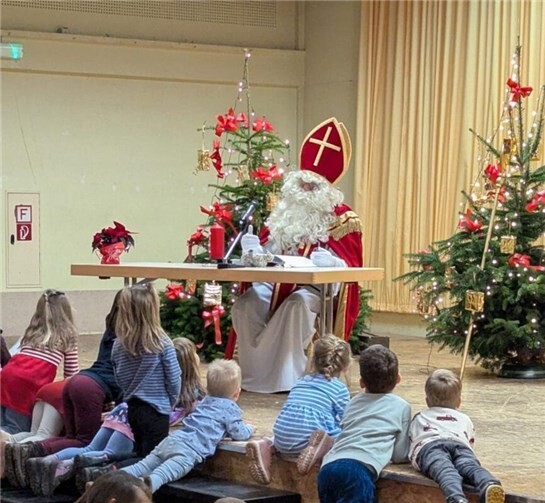 Festliche Nikolausfeier begeistert Familien in der Wiedhalle. Foto: privat