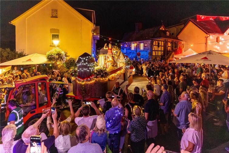 Festliche Stimmung auf dem Weinlesezug der 10.000 Lichter | FestiWein.