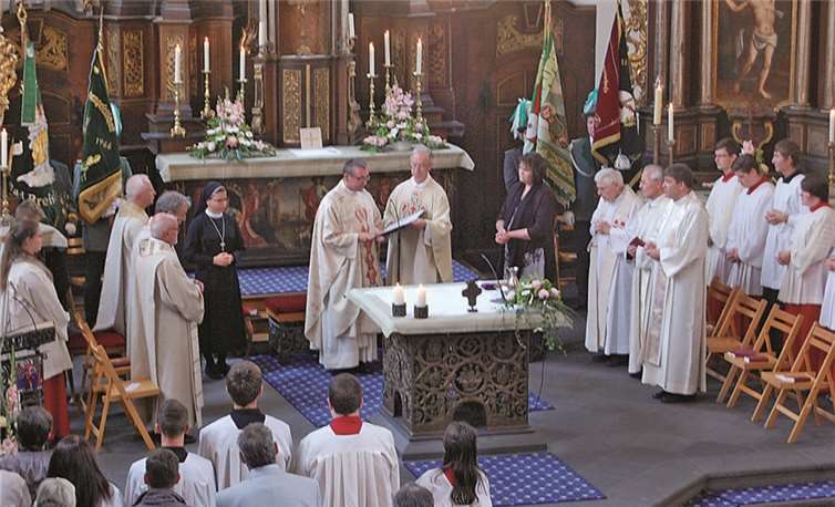 Festliche Stimmung in der Pfarrkirche St. Marien beim Amtsantritt des neuen Seelsorge-Teams mit Pastor Marmann. FA