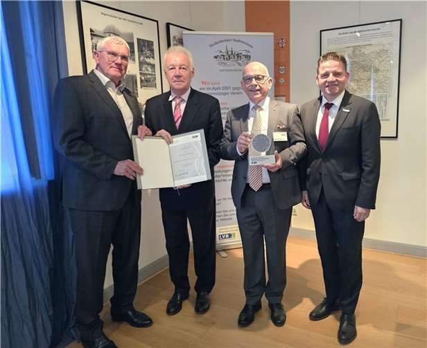 Festliche Verleihung des Rheinlandtalers im Stadtmuseum (von links: Landrat Sebastian Schuster, Prof. Jürgen Wilhelm, stellvertretender Vorsitzender der Landschaftsversammlung Rheinland, Dieter Ohm, Vorsitzender des Museumsvereins, und Bürgermeister Holger Jung). Foto: privat