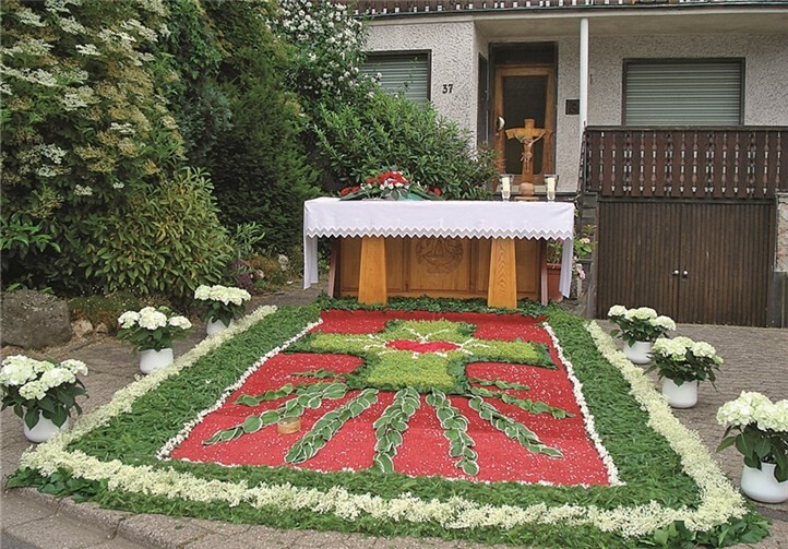 Festlicher Altar in der Bahnhofsstraße St. Barbara Weibern. privat