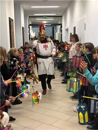 Festlicher Empfang für St. Martin. Quelle: Kirschblütenschule