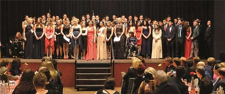 Festlicher Musikbeitrag des Abiturchors in der Stadthalle Neuwied.privat