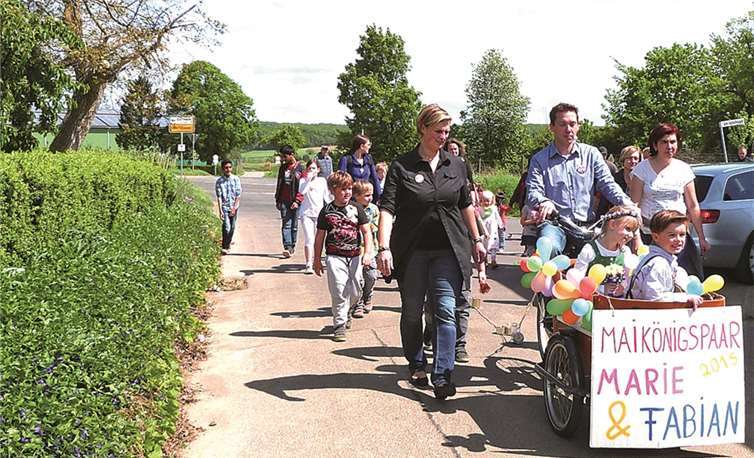 Festlicher Umzug mit der Maikönigin und dem Maikönig durchs Dorf.privat
