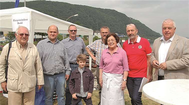 Festmeilen-Chef Helmut Rosenbaum (2.v.l.) feierte mit einsatzfreudigen Organisatoren und gut gelaunten Besuchern aus der ganzen Region.