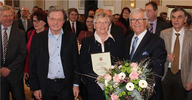 Festredner Aribert Peters und Stadtbürgermeister Gerhard Hausen flankierten die neue Trägerin der städtischen Ehrennadel.DL