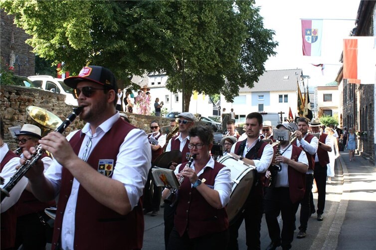 Festumzüge und Kirmesprozession wurden vom Musikverein und dem Spielmannszug Treis musikalisch begleitet.