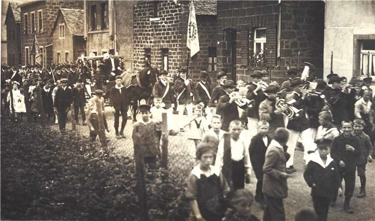 Festumzug 1925 zum 25jährigen Jubiläum. Foto wurde in der Horsterstraße Haus-Nr. 23-35 aufgenommen.  Foto: privat