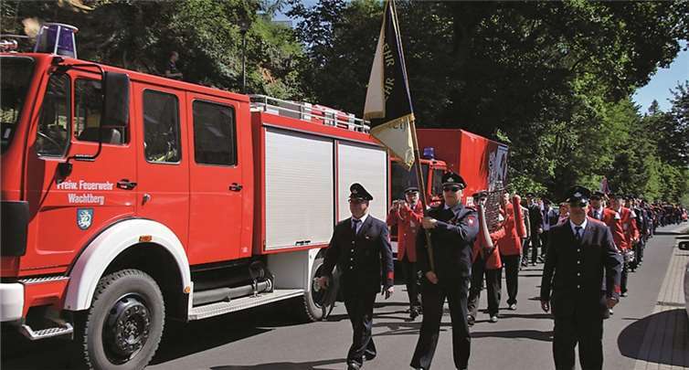 Festumzug der Kameraden durch Pech.