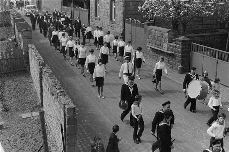 Festumzug zum Jungesellenfest 1967 in der Grabenstbhraße.Foto: privat