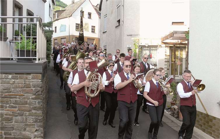 Festumzug zur Weinprobe. Unter der trefflichen Begleitung der Treiser Musikanten ging es auf den ersten „Müdener Kellergang“.