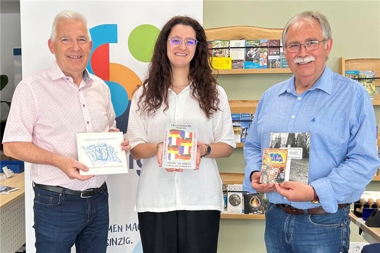 Festzeitschriften und Fotos aus dem Archiv des Krupp-Verlages, die in den letzten 60 Jahren durch die Partnerschaft entstanden sind, konnte vor Kurzem Peter Krupp (l.) an Maike Mostert vom Sinziger Stadtmarketing und Volker Thormann, Beigeordneter der Stadt Sinzig überreichen. 