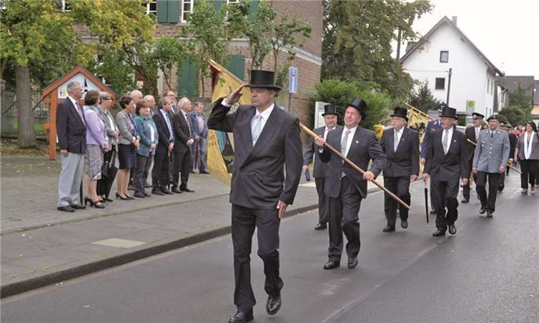 Festzug des Kameradschaftsvereins Ludendorf 1871.Weigert