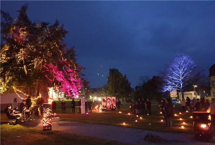 Feuer loderte und Bäume erstrahlten in buntem Glanz.