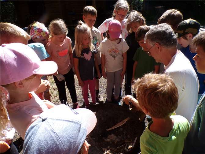 Feuer machen mit Förster Frenzel  Foto: Jugendpflege der VG Selters/Olaf Neumann