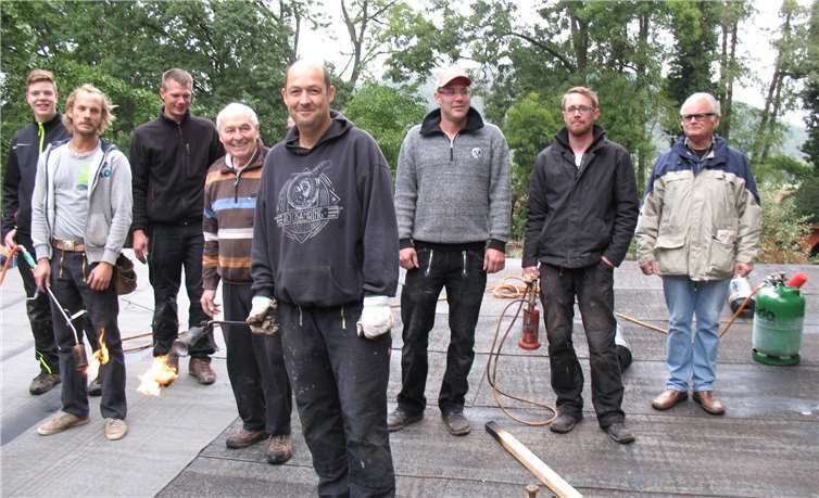 Feuer und Flamme für den Schwanenteich: Die Dächer des Tiergeheges waren ein Dauereinsatzort für die Rüstigen Rentner.Fotos: privat