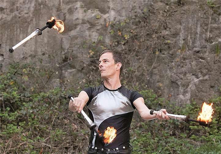 Feuerartist Rene Albert jonglierte beim „Feuerfest“ auf dem Grillplatz in Berkum mit brennenden Stöcken.