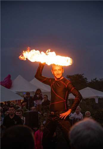 Feuerkünstler Lemmi unterhielt das Publikum während der Umbaupause.