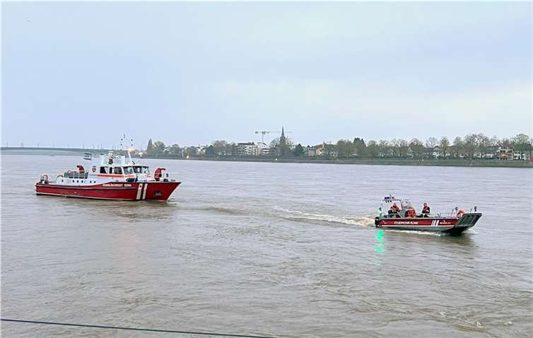 Feuerlösch- und Mehrzweckboot an der Einsatzstelle. Quelle: Feuerwehr und Rettungsdienst Bonn