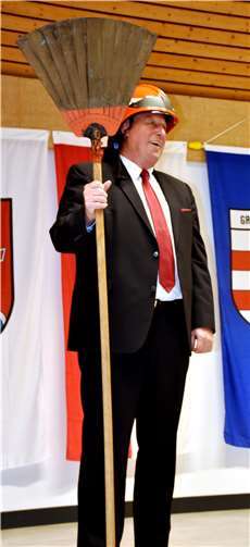 Feuerpatsche und Helm überreichte Wehrleiter Andreas Schmidt dem scheidenden Bürgermeister Horst Rasbach.