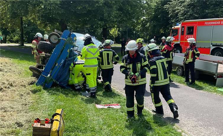 Feuerwehr Bonn im Einsatz - Person unter Traktor eingeklemmt. Foto: Feuerwehr und Rettungsdienst Bonn