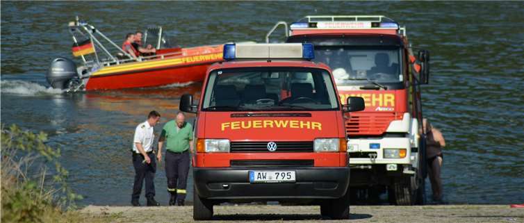Feuerwehr, DRK und Polizei waren am Rheinufer im Einsatz. Fotos: CF