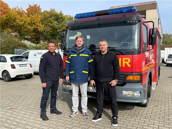 Feuerwehr-Fahrzeugübergabe an den Vorsitzenden von „Meckenheim hilft“ Stefan Pohl (Mitte). Foto: privat