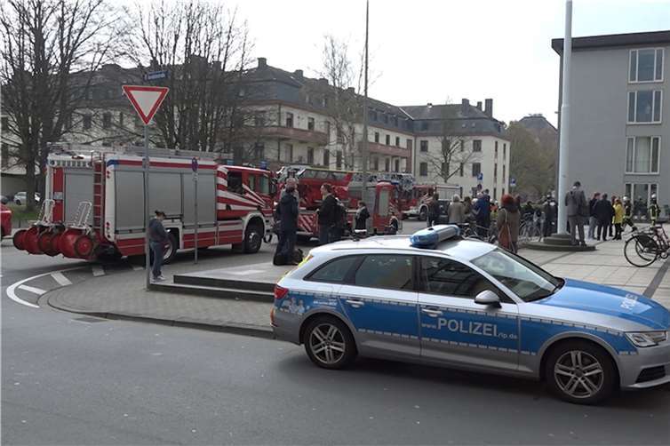 Feuerwehr, Polizei und Rettungsdienst waren im Einsatz. Fotos: WinklerTV