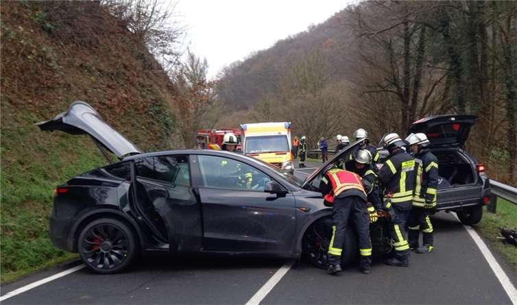 Feuerwehr, Polizei und Rettungskräfte waren im Einsatz.  Foto:Feuerwehr