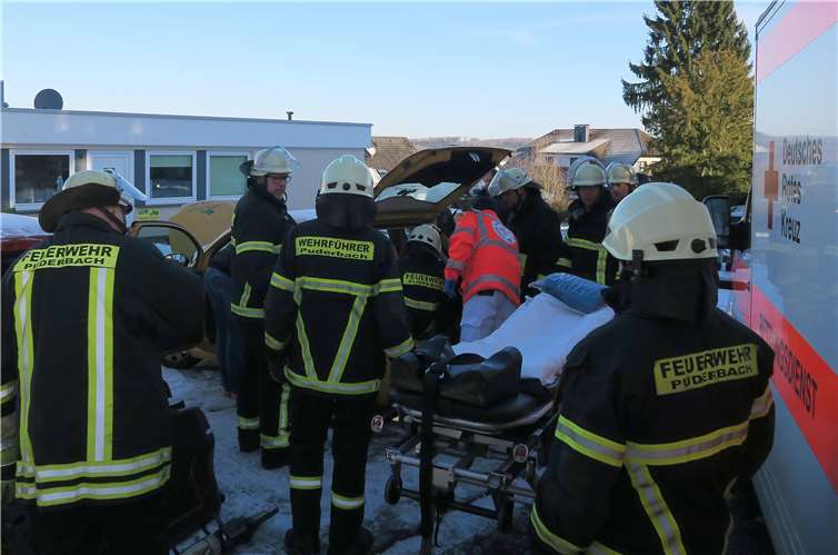 Feuerwehr Puderbach befreit Senior aus seinem Auto.Feuerwehr der VG Puderbach