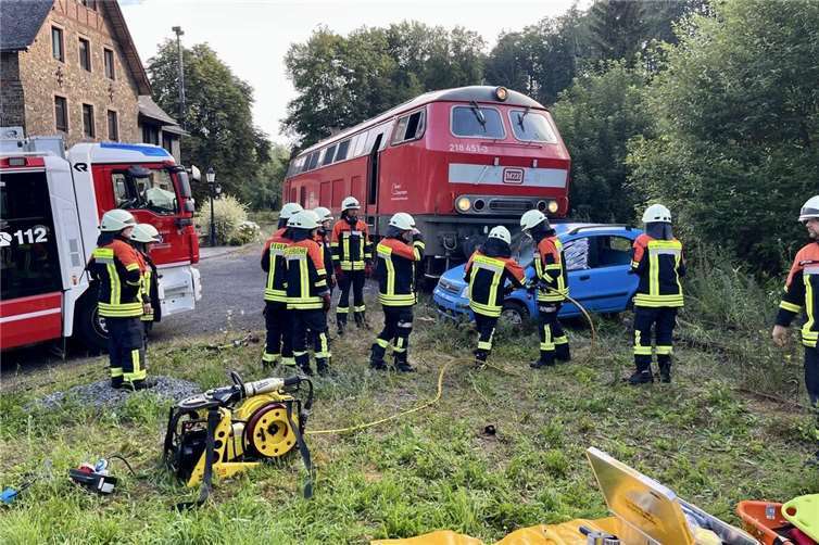 Feuerwehr, Rettungsdienste und Polizei übten komplexe Bahnunfälle. Quelle: Gernot Kallweit